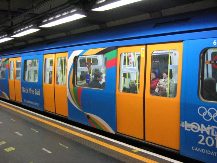 Londres muda as cores do Metrô para divulgação das olimpíadas. Fonte: Internet 