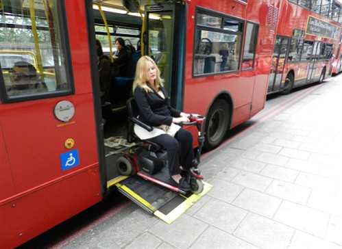 Os ônibus de Londres são modificados com rampas acionadas pelos motoristas, para o auxilo de deficientes com cadeira de rodas. Fonte: Internet. 